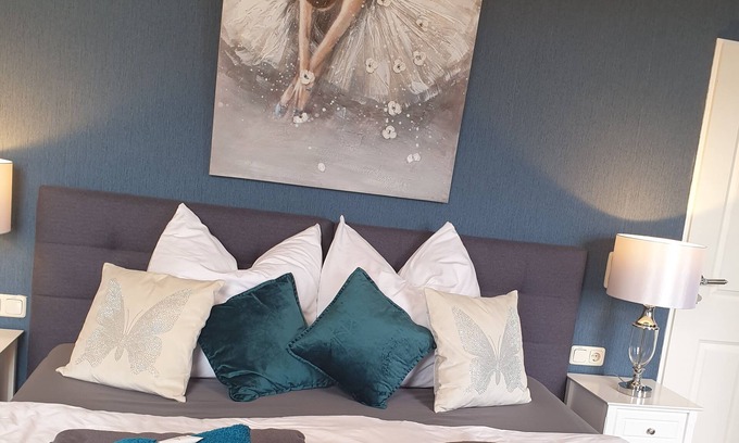 Seehausen Apartment | Apartment with lake view/guest apartment 12 km from Motorsportarena Oschersleben