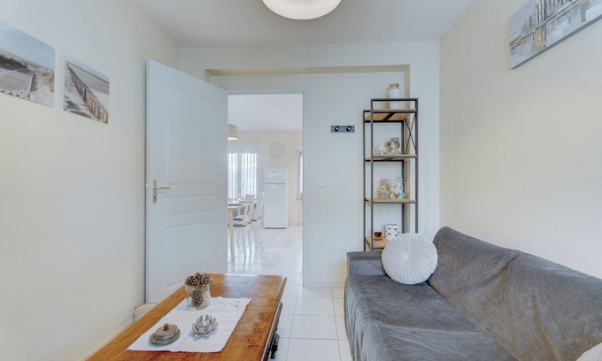 Saint-Benoit-des-Ondes Apartment | Apartment 'Grain De Sable' with Private Terrace and Wi-Fi