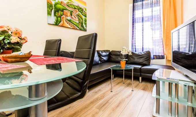 Muelheim Apartment | Apartment 1st floor (W6) - 2x bedrooms - 6x single beds - kitchen - living room
