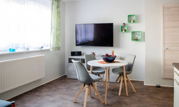 Großraschen Apartment | Apartment '2' with Shared Terrace, Private Garden and Wi-Fi