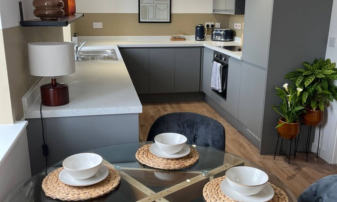 Leek Apartment | Apartment 7 Peak Willow Holiday Apartments - Salisbury House