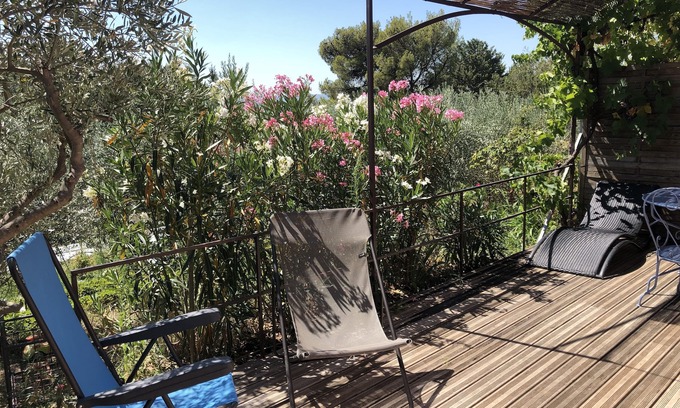 Lioux Apartment | Apartment adjoining the owner, in the heart of the Luberon.