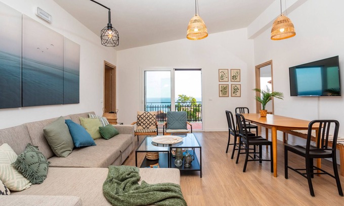 Aci Trezza Apartment | Apartment 'Antonia House' with Sea View, Wi-Fi and Air Conditioning