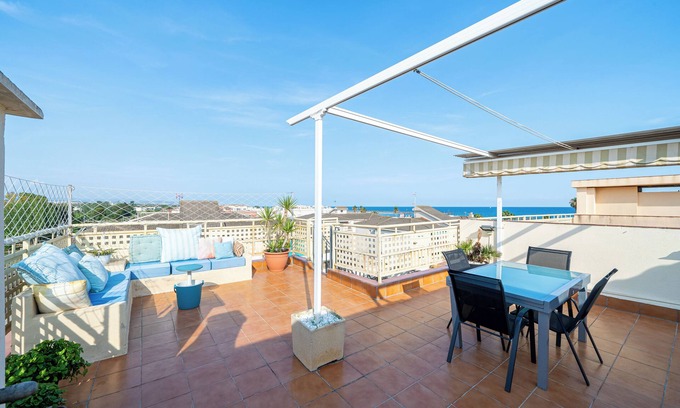 Cunit Apartment | Apartment 'Atico Pepe Y Rosi' with Sea View, Wi-Fi and Air Conditioning