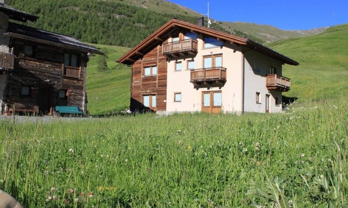Trepalle Apartment | Apartment "Bait Del Pont 54" with Mountain View, Wi-Fi, Balcony & Garden