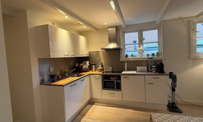 Burgwallen Nieuwe Zijde Apartment | Apartment behind the Dam Square