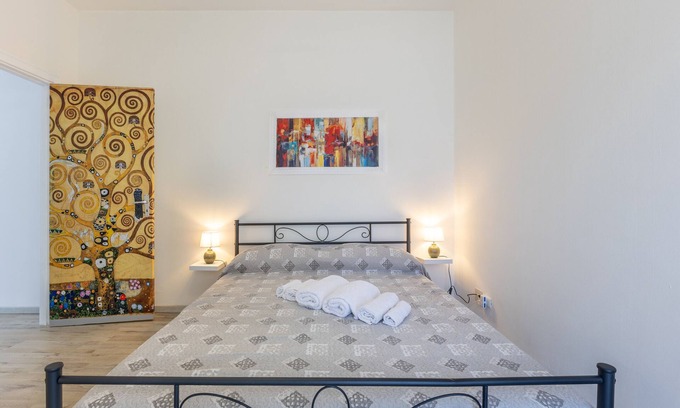Comiso Apartment | Apartment 'Bilocale In Villa Con Piscina' with Mountain View, Shared Pool and Wi-Fi