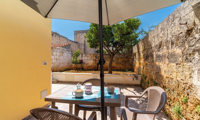 Acquarica del Capo Apartment | Apartment 'Casa Incanto' with Private Garden and Air Conditioning
