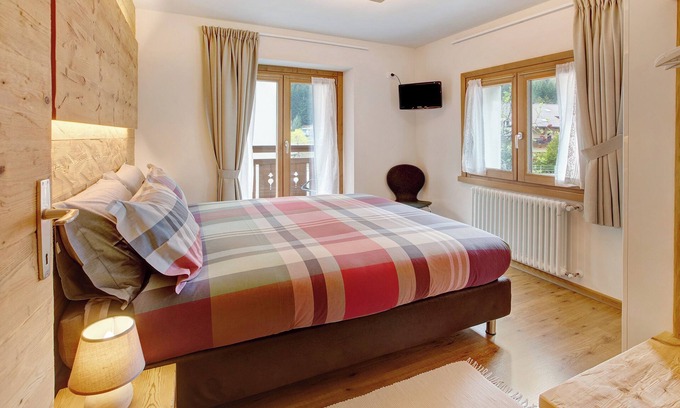 Isolaccia Apartment | Apartment "Casa Al Rin Ski Bike and Wellness" with Balcony & Wi-Fi