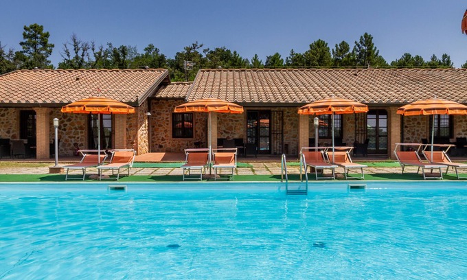 La Pesta Apartment | Apartment "Casa Vacanza Il Carpignone 3" with Lake View and Shared Pool