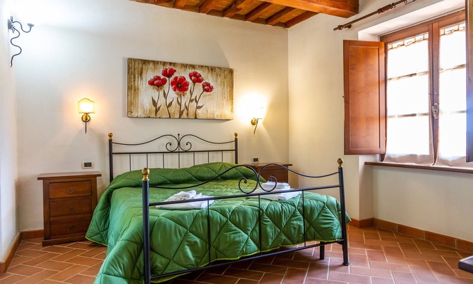 La Pesta Apartment | Apartment 'Casa Vacanza Il Carpignone 2' with Lake View, Pool and Garden