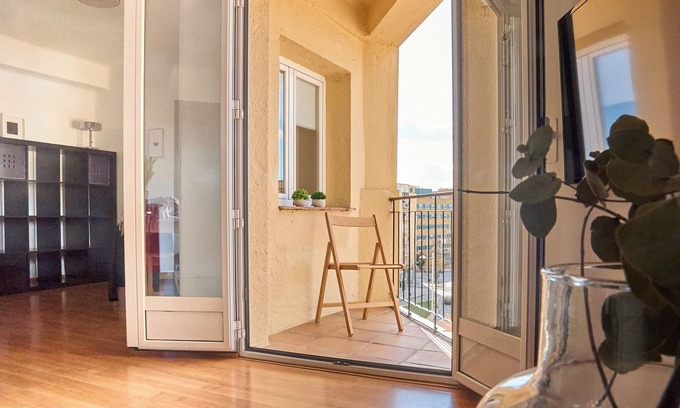 Zaidin Apartment | Apartment 'Charming Top-floor With Balcony', Wi-Fi and Air Conditioning