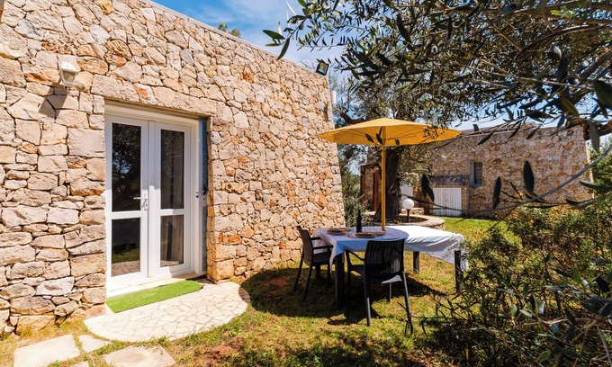 Tuglie Apartment | Apartment 'Classic Dépendance - Angolo Cottura' with Shared Pool, Wi-Fi and Air Conditioning