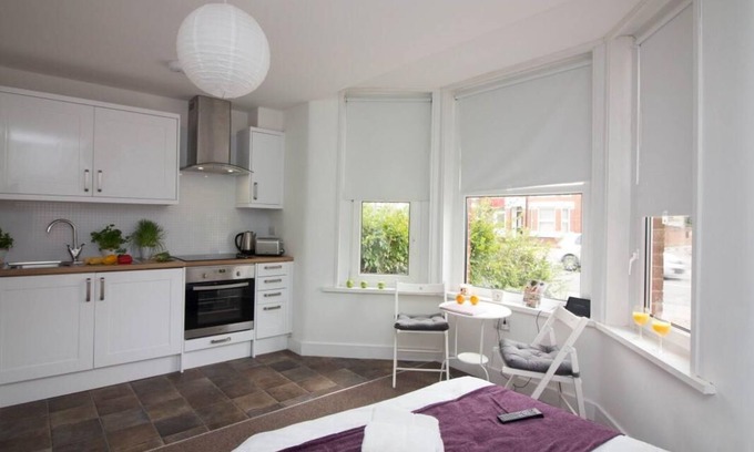 Eastleigh Apartment | Apartment close to Airport & transport links (1GF)