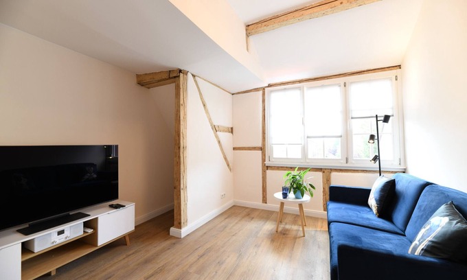 Heppenheim Apartment | Apartment 'Das Schiefe Haus Whg Bergstrasse' with Balcony and Wi-Fi