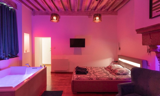 Old Town Apartment | Apartment-Deluxe-Whirlpool bath-Luxury Spa