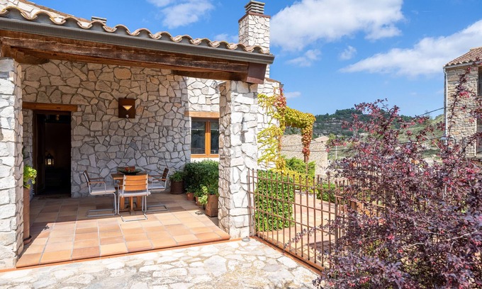 Conesa Apartment | Apartment 'El Clos 4' with Private Terrace, Shared Garden and Wi-Fi