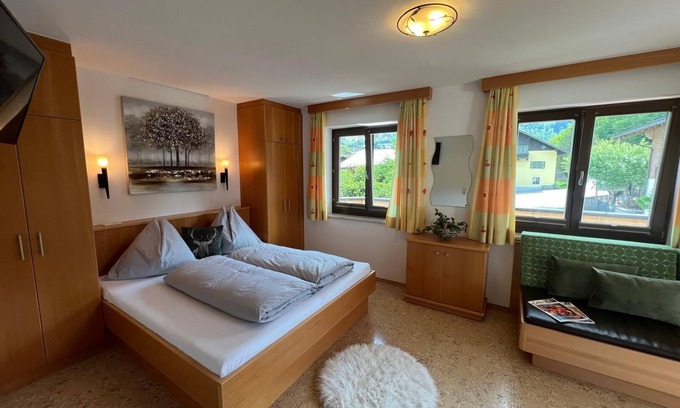 Sankt Johann im Pongau Apartment | Apartment 'Frauenmantel Mit Extra Doppelzimmer' with Mountain View, Shared Pool and Wi-Fi