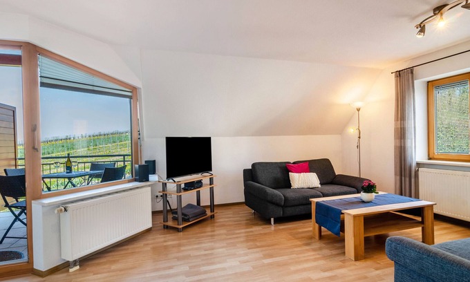 Hagnau Apartment | Apartment 'Ferienwohnung 2' with Shared Garden, Balcony and Wi-Fi