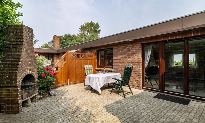 Norddeich Apartment | Apartment 'Ferienhaus Alter Deich' with Private Terrace, Private Garden and Wi-Fi
