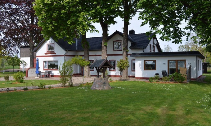 Hasselberg Apartment | Apartment 'Ferienwohnung Kastanienhof' with Private Terrace, Private Garden and Wi-Fi