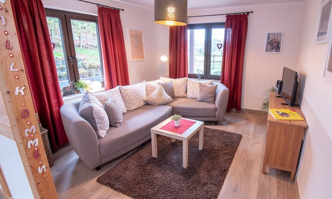 Helden Apartment | Apartment 'Ferienwohnung Haferkiste' with Mountain View, Shared Terrace and Wi-Fi