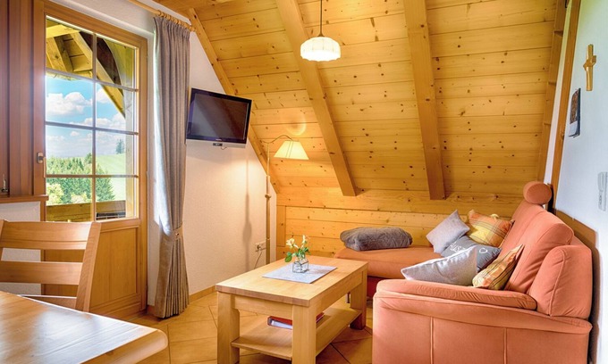 Breitnau Apartment | Apartment 'Ferienwohnung Storchennest' with Mountain View, Shared Garden and Wi-Fi