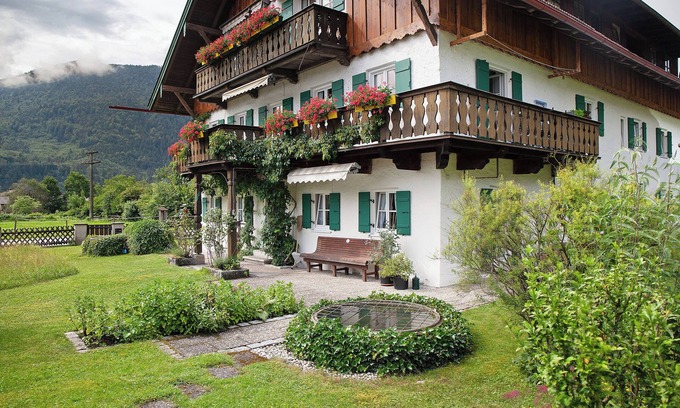 Muhldorfl Apartment | Apartment 'Ferienwohnung Reschbergwies'n' with Mountain View, Balcony and Wi-Fi