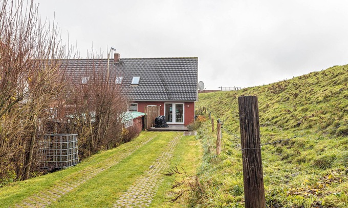 Neufeld Apartment | Apartment 'Ferienwohnung Deich' with Private Garden and Wi-Fi