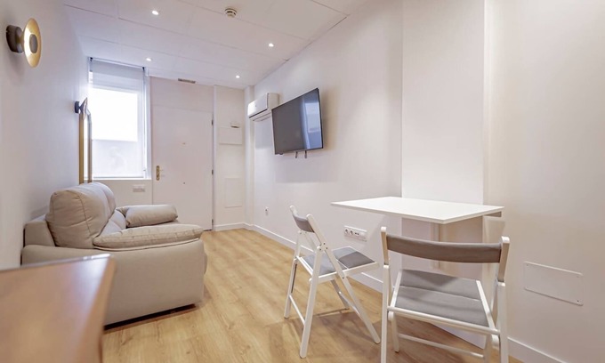 Rejas Apartment | Apartment for 4 people Feria Madrid 104