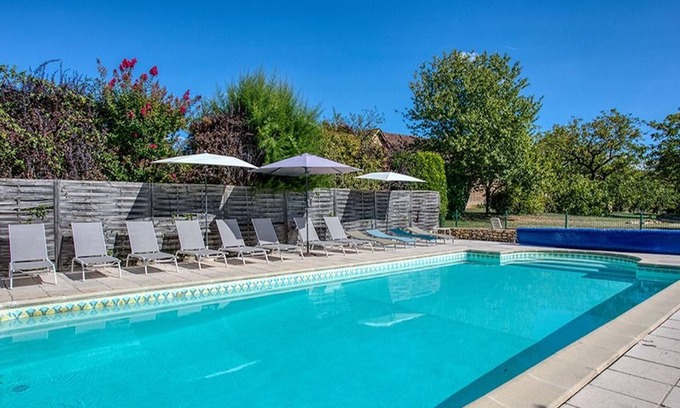 Sainte-Mondane Apartment | Apartment 'Gite Monfort' with Shared Pool, Shared Garden and Wi-Fi
