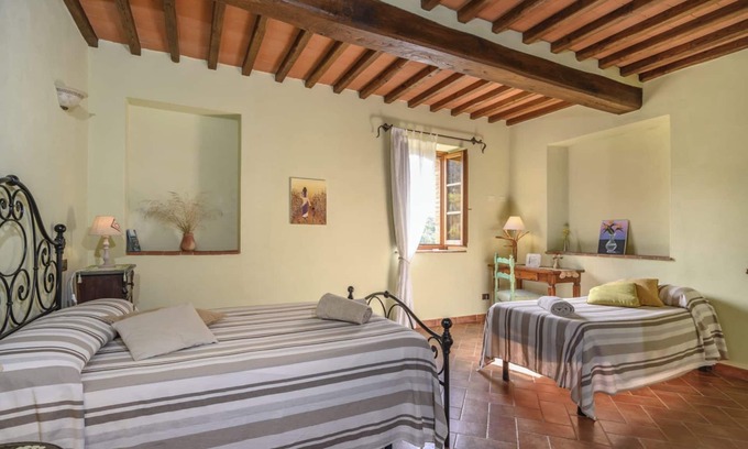 Pomarance Apartment | Apartment 'Granaio' with Shared Pool, Private Garden and Wi-Fi