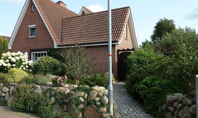 Meldorf Apartment | Apartment 'Haus Am Delfen' with Shared Terrace, Shared Garden and Wi-Fi