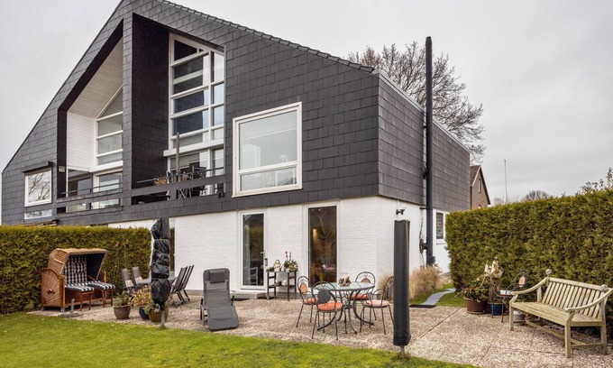 Brunsbuttel Apartment | Apartment 'Haus Erika' with Shared Terrace, Shared Garden and Wi-Fi