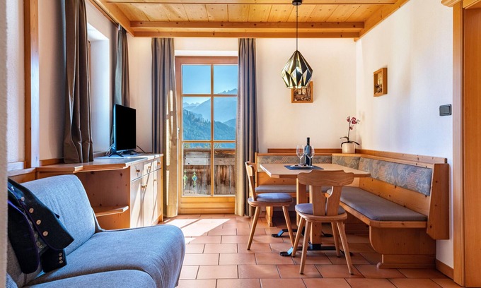 Villabassa Apartment | Apartment Häuslerhof Pinus with Mountain View, Balcony & Wi-Fi