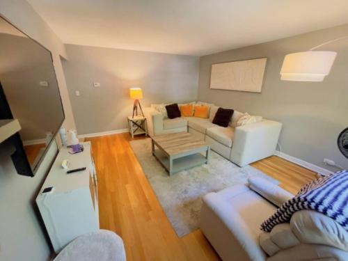 Evanston Apartment | Apartment Home close to NWU & Hospitals