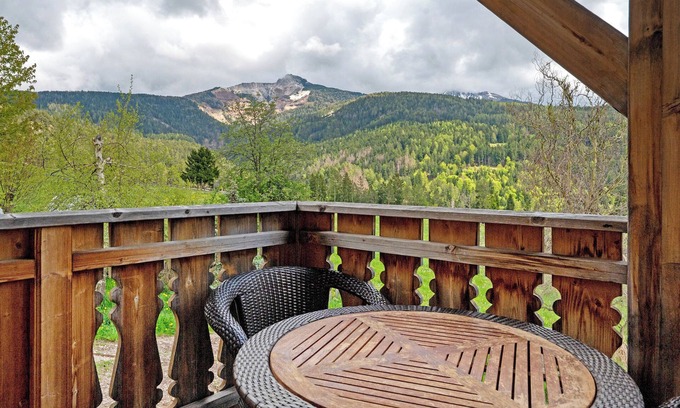 Aldino Apartment | Apartment Huanzhof Schwarzhorn with Mountain View, Garden & Terrace