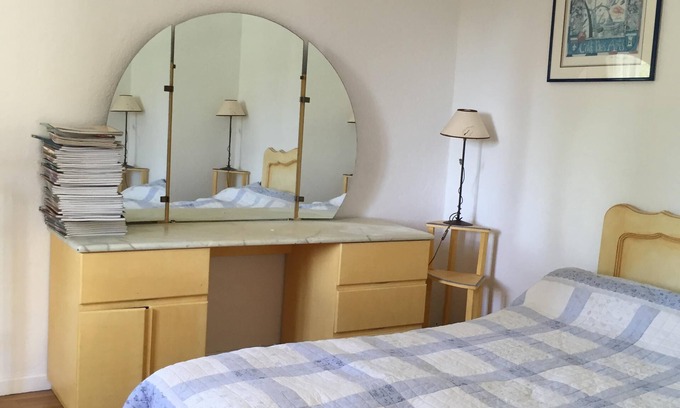 Tourrettes-sur-Loup Cottage | Apartment in villa with garden and flowers