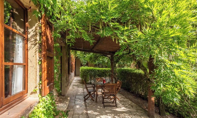 Serre di Rapolano Apartment | Apartment 'Il Covone' with Shared Pool, Shared Terrace and Wi-Fi