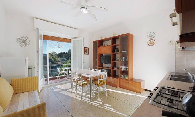 Albisola Superiore Apartment | Apartment 'Il Corallo' with Shared Garden and Balcony