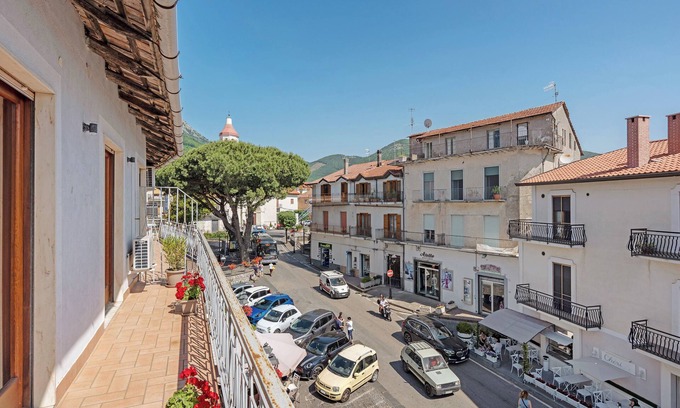 Bomerano Apartment | Apartment 'Il Sentiero Degli Dei' with Balcony, Wi-Fi and Air Conditioning