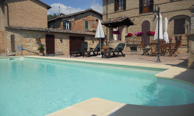Montecchio Apartment | Apartment in a farmhouse a few km from the center