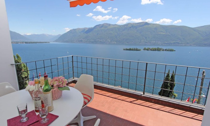 Porto Ronco Apartment | Apartment in an elevated position with magnificent panoramic views of the Brissago Islands