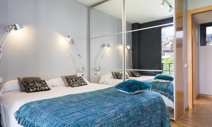 Sant Gervasi Apartment | Apartment in Sarrià Pedralbes w/Balcony for 6