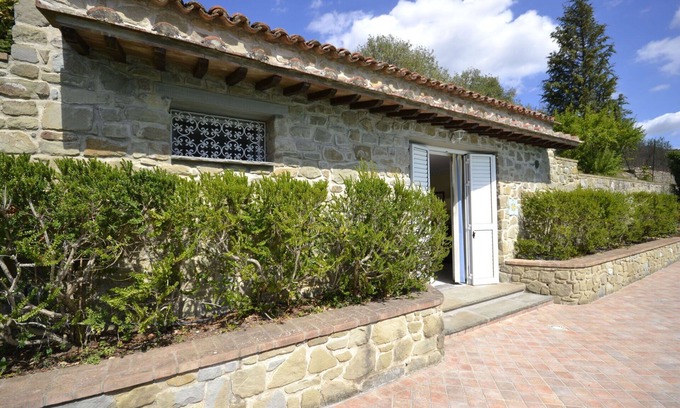 Il Borgo Villa | Apartment in villa with A/C, hot tub, WIFI, pool, TV, panoramic view, parking, close to Cortona