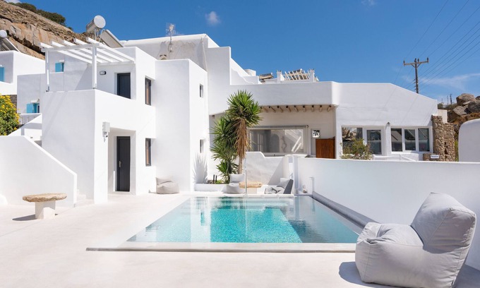 Tourlos Apartment | Apartment 'Irene's Studio' with Shared Pool, Wi-Fi and Air Conditioning