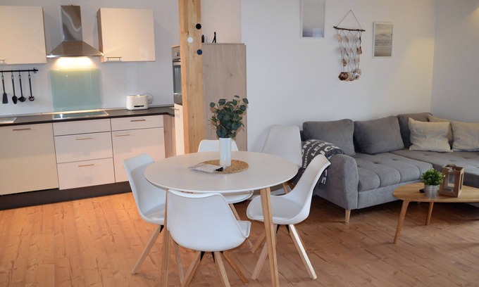 Heide Apartment | Apartment 'Küstenperle' with Private Terrace, Private Garden and Wi-Fi