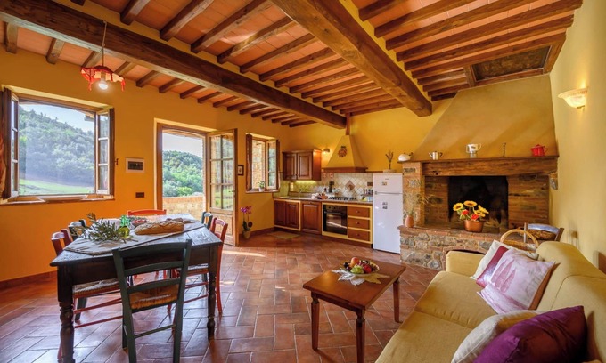 Pomarance Apartment | Apartment 'La Casa' with Shared Pool, Private Garden and Wi-Fi