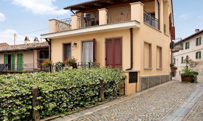 Verduno House | Apartment 'La Terrazza' with Mountain View, Wi-Fi and Air Conditioning