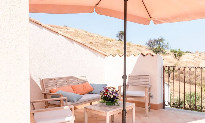 Montallegro Apartment | Apartment 'Le 3 Rose - Tea' with Lake View, Wi-Fi and Air Conditioning